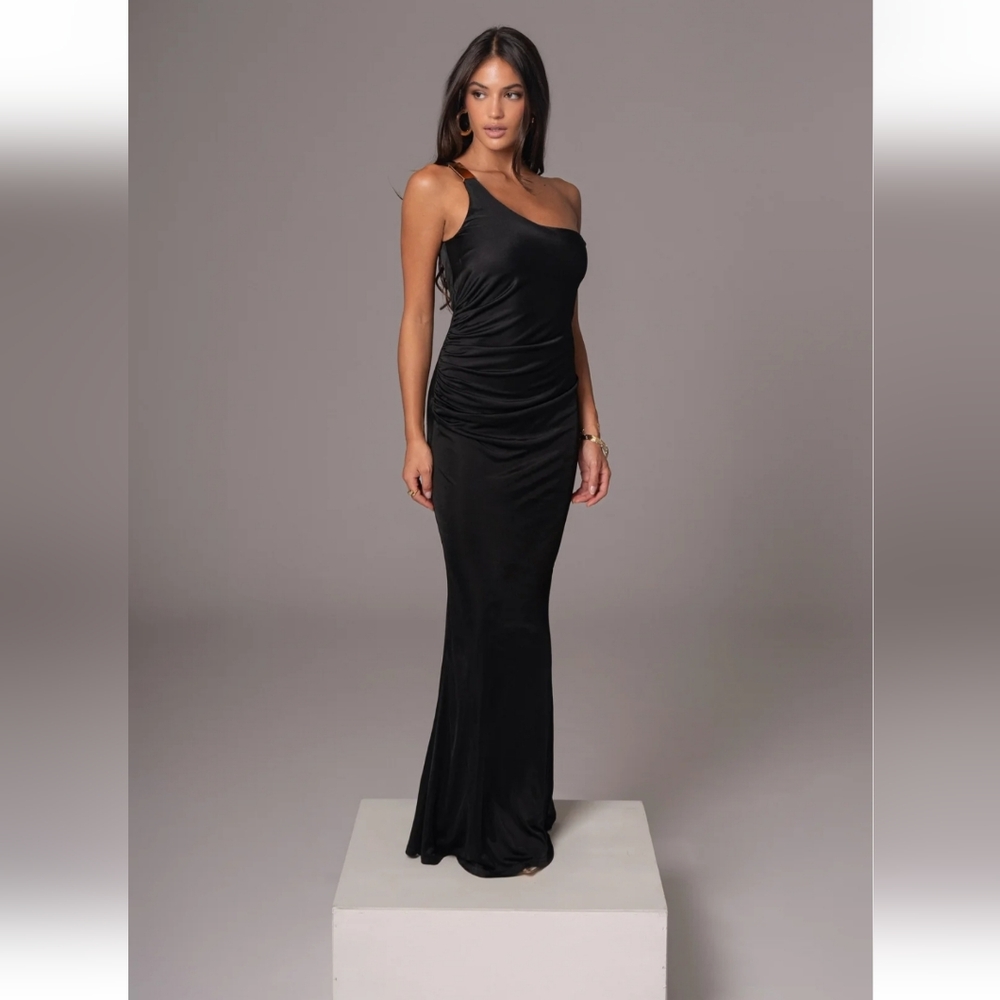 JLUXLABEL Black One-Shoulder Gown